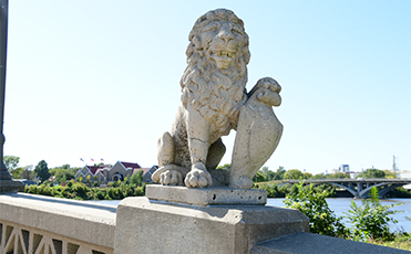 A decorative lion is shown atop the 16th Avenue Bridge of Lions railing.